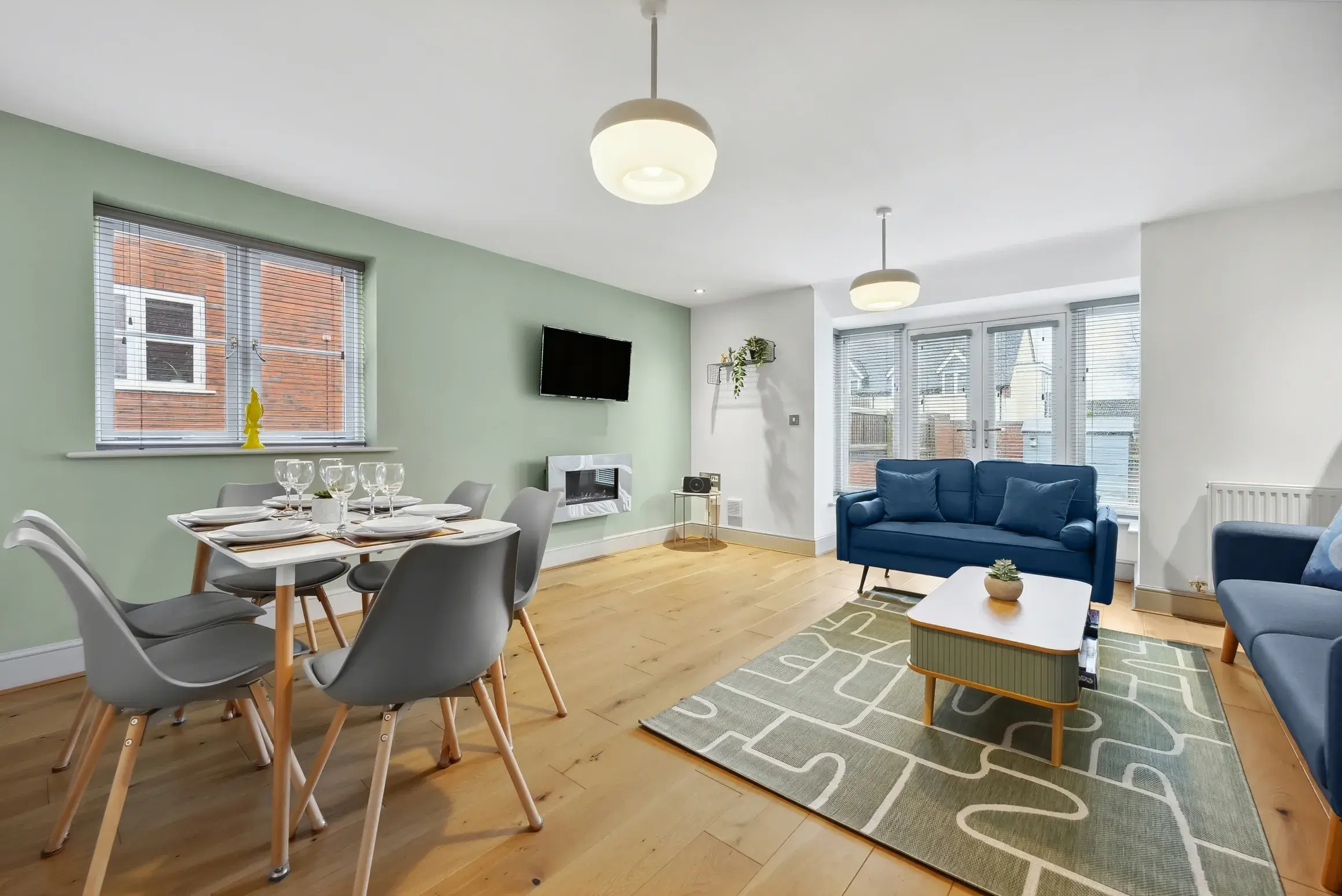 Comfortable short stay living and dining room